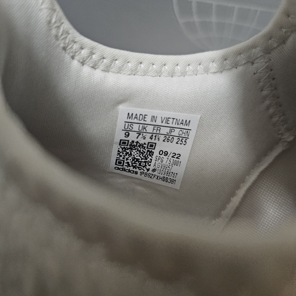 NEW Adidas sneakers size 9 w/box - Picture 5 of 7